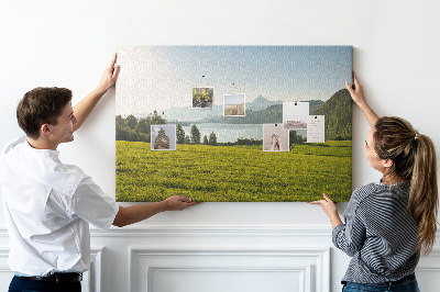 Tablero de anuncios con diseño de paisaje montañoso pintoresco junto al lago