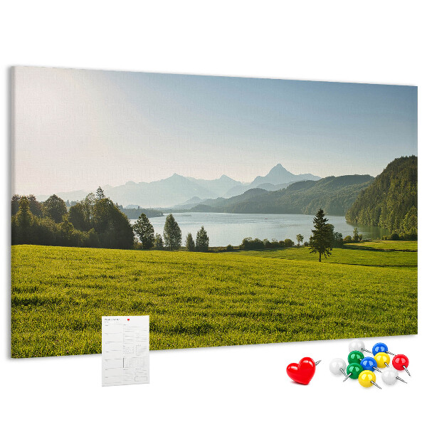 Tablero de anuncios con diseño de paisaje montañoso pintoresco junto al lago