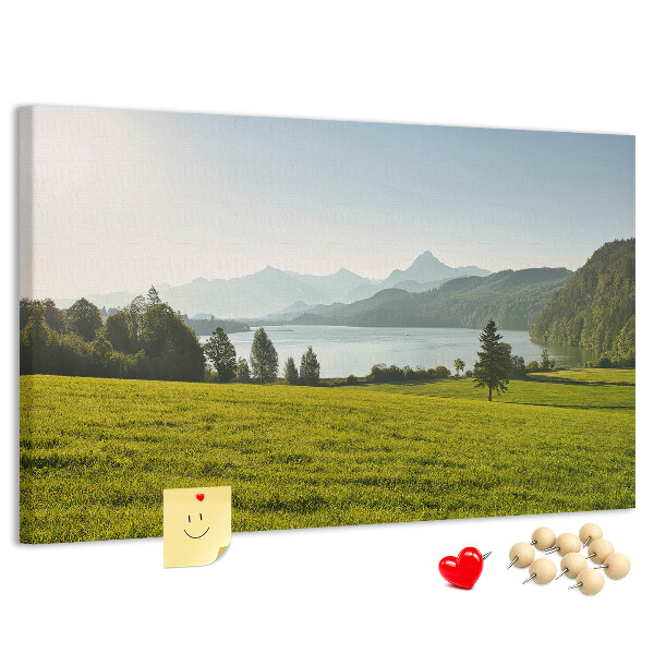 Tablero de anuncios con diseño de paisaje montañoso pintoresco junto al lago