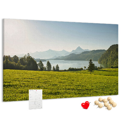 Tablero de anuncios con diseño de paisaje montañoso pintoresco junto al lago