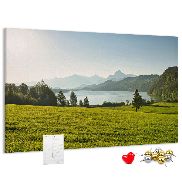 Tablero de anuncios con diseño de paisaje montañoso pintoresco junto al lago
