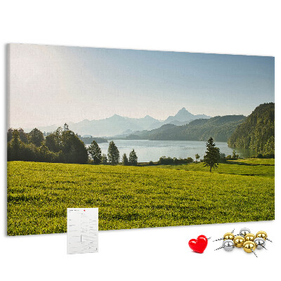 Tablero de anuncios con diseño de paisaje montañoso pintoresco junto al lago