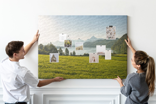 Tablero de anuncios con diseño de paisaje montañoso pintoresco junto al lago