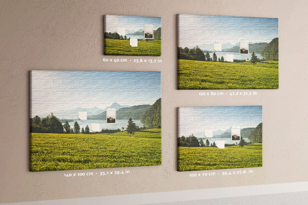 Tablero de anuncios con diseño de paisaje montañoso pintoresco junto al lago