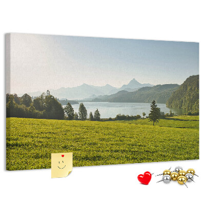 Tablero de anuncios con diseño de paisaje montañoso pintoresco junto al lago