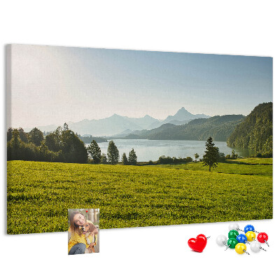 Tablero de anuncios con diseño de paisaje montañoso pintoresco junto al lago