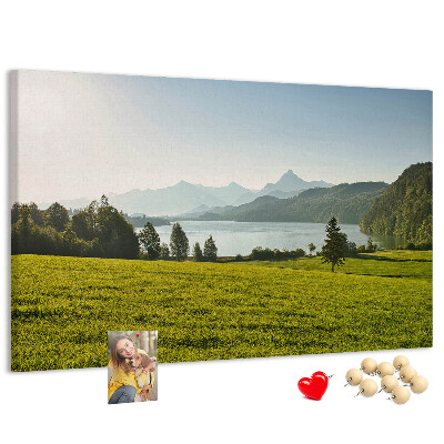Tablero de anuncios con diseño de paisaje montañoso pintoresco junto al lago