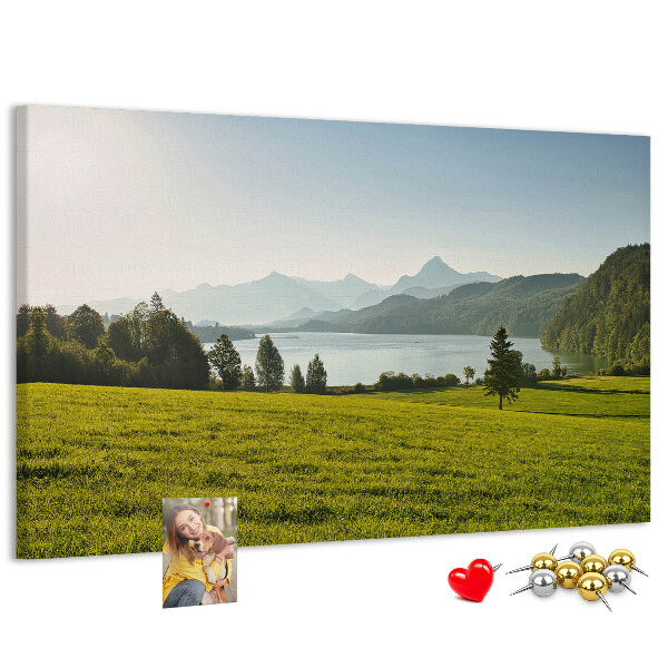 Tablero de anuncios con diseño de paisaje montañoso pintoresco junto al lago