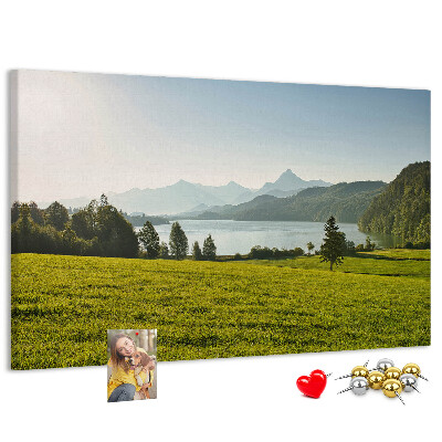 Tablero de anuncios con diseño de paisaje montañoso pintoresco junto al lago