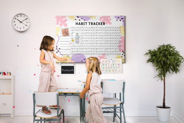 Tablero de corcho decorado con diseño tropical de hojas y puntos