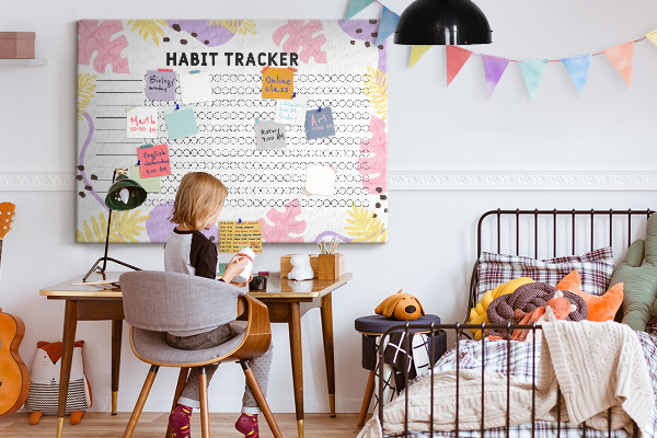Tablero de corcho decorado con diseño tropical de hojas y puntos