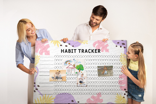 Tablero de corcho decorado con diseño tropical de hojas y puntos