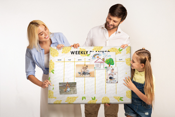 Tablero de anuncios calendario semanal con diseño de limones