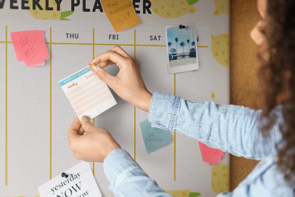 Tablero de anuncios calendario semanal con diseño de limones