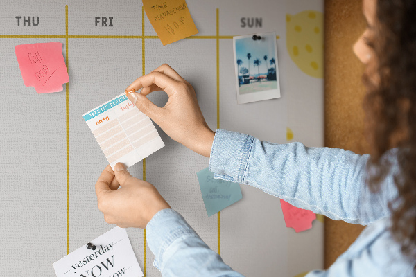 Tablero de anuncios calendario semanal con diseño de limones