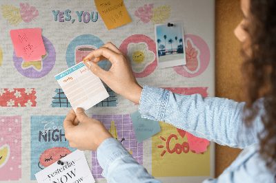 Pizarra de corcho con motivos coloridos y lemas positivos