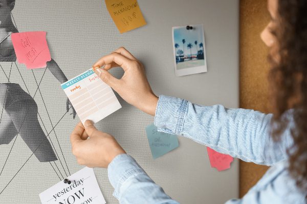 Tablero de corcho decorativo silueta danzante con líneas finas