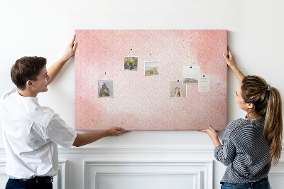 Pizarra de corcho con fondo rosa y delicados detalles dorados