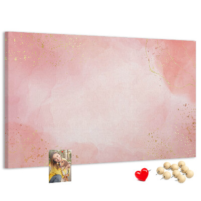 Pizarra de corcho con fondo rosa y delicados detalles dorados