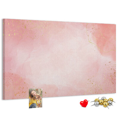 Pizarra de corcho con fondo rosa y delicados detalles dorados