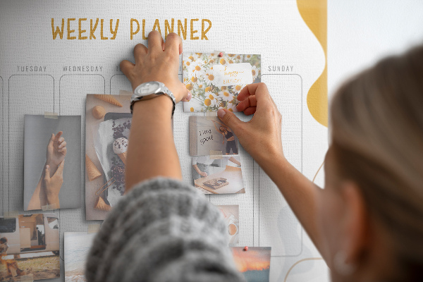 Tablero de corcho decorado planificador semanal con diseño abstracto y colorido