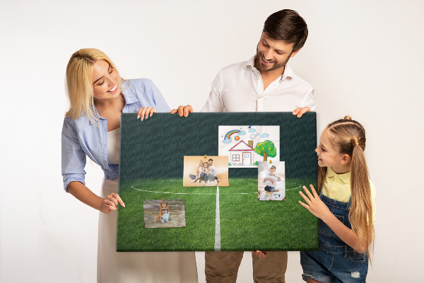 Tablero de anuncios con diseño de campo de fútbol con líneas y césped
