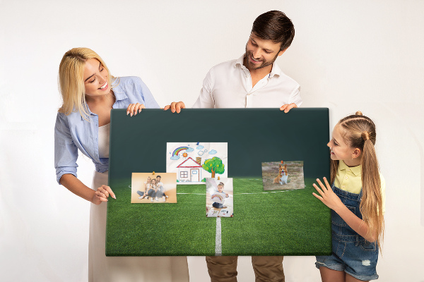 Tablero de anuncios con diseño de campo de fútbol con líneas y césped