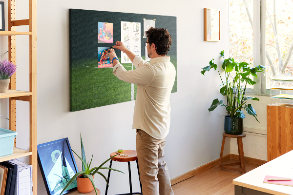 Tablero de anuncios con diseño de campo de fútbol con líneas y césped