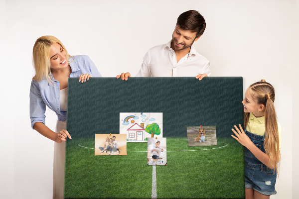 Tablero de anuncios con diseño de campo de fútbol con líneas y césped