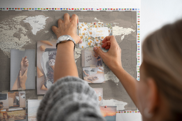Tablero de anuncios mapa del mundo con banderas de países