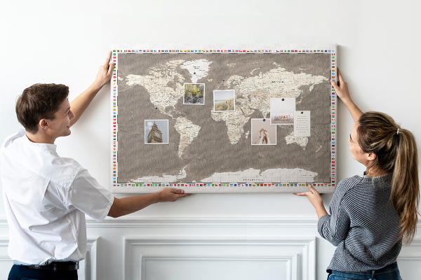 Tablero de anuncios mapa del mundo con banderas de países