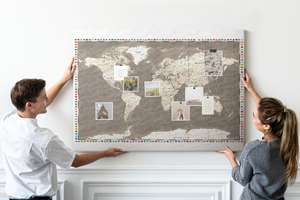 Tablero de anuncios mapa del mundo con banderas de países