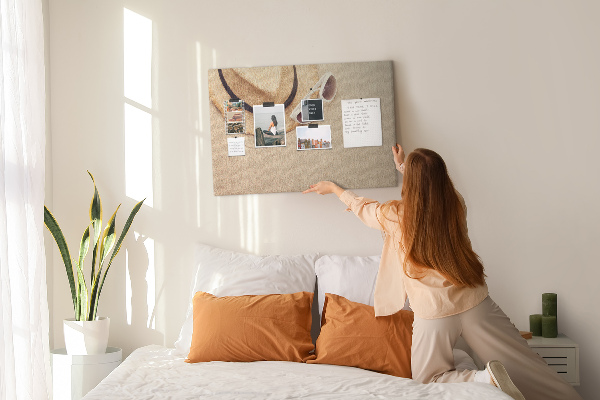 Tablero de corcho decorativo con diseño de playa y gafas de sol para un ambiente veraniego