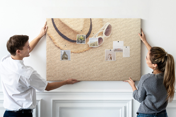 Tablero de corcho decorativo con diseño de playa y gafas de sol para un ambiente veraniego
