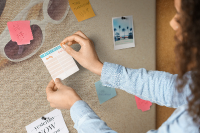 Tablero de corcho decorativo con diseño de playa y gafas de sol para un ambiente veraniego