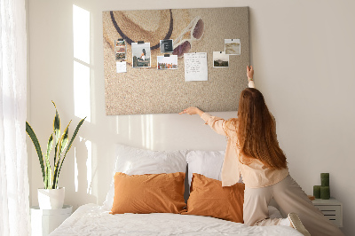 Tablero de corcho decorativo con diseño de playa y gafas de sol para un ambiente veraniego