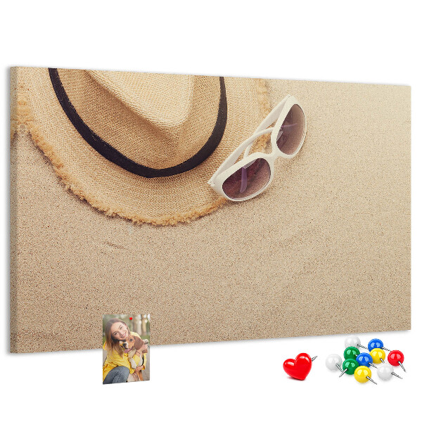 Tablero de corcho decorativo con diseño de playa y gafas de sol para un ambiente veraniego