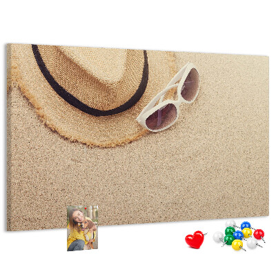 Tablero de corcho decorativo con diseño de playa y gafas de sol para un ambiente veraniego