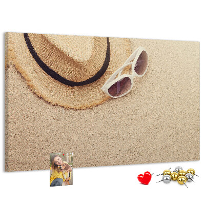 Tablero de corcho decorativo con diseño de playa y gafas de sol para un ambiente veraniego