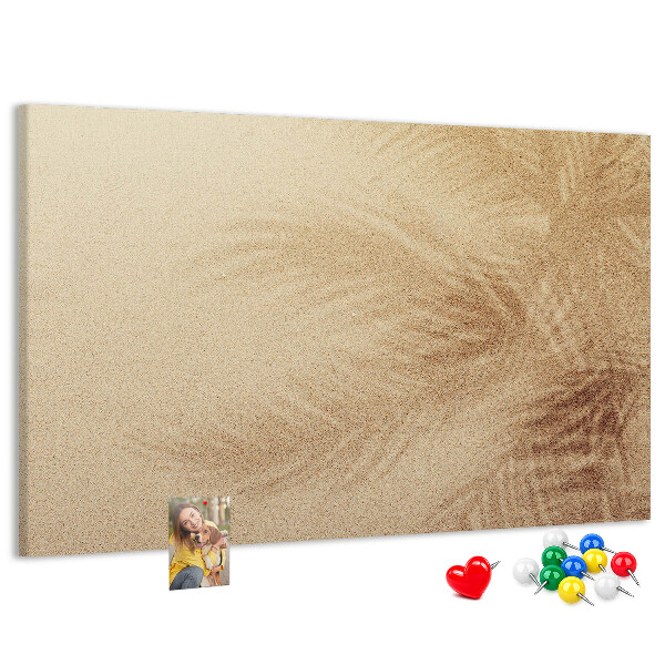 Tablero de anuncios con delicado dibujo de palmeras en la arena