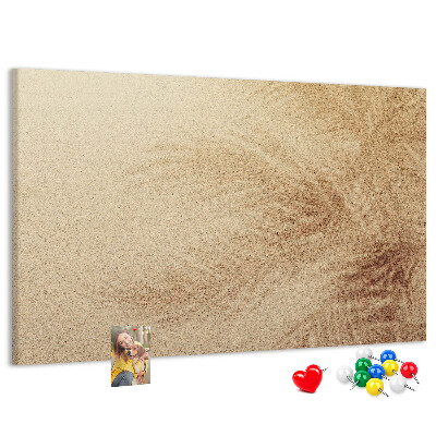 Tablero de anuncios con delicado dibujo de palmeras en la arena