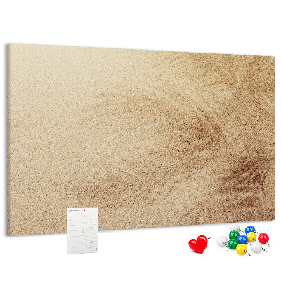Tablero de anuncios con delicado dibujo de palmeras en la arena
