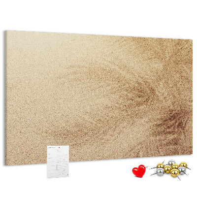 Tablero de anuncios con delicado dibujo de palmeras en la arena