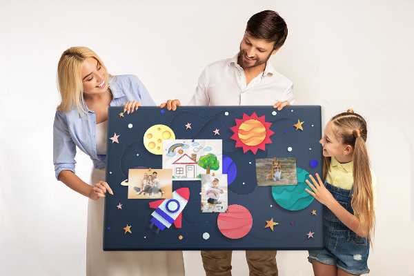 Tablero de anuncios un viaje espacial a través de planetas coloridos