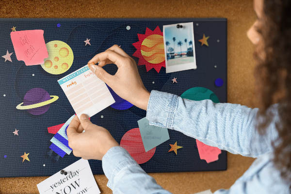 Tablero de anuncios un viaje espacial a través de planetas coloridos