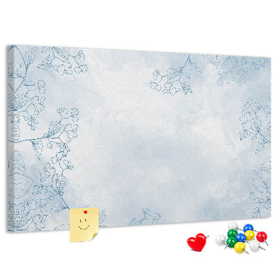 Tablero de corcho decorado con delicados detalles florales en el fondo