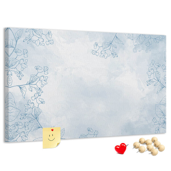 Tablero de corcho decorado con delicados detalles florales en el fondo
