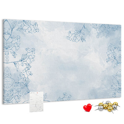 Tablero de corcho decorado con delicados detalles florales en el fondo