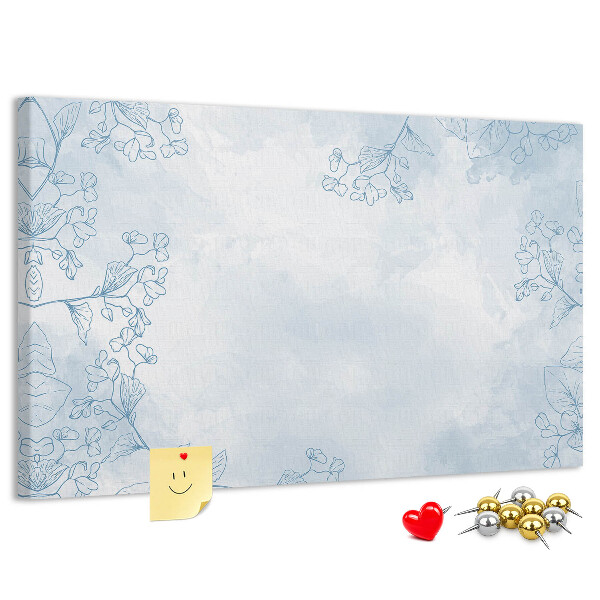 Tablero de corcho decorado con delicados detalles florales en el fondo
