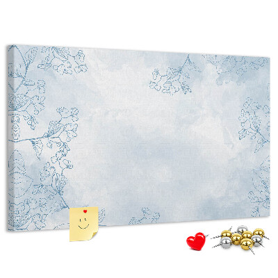 Tablero de corcho decorado con delicados detalles florales en el fondo